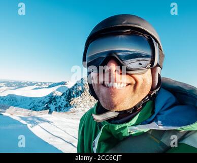 Ritratto dell'uomo in attrezzatura da sci sicura Foto Stock