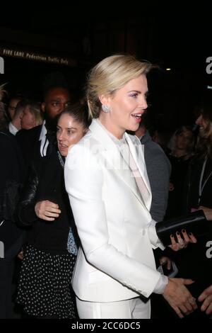 LOS ANGELES - 6 MARZO: Charlize Theron al Gringo Premiere al Regal LA Live il 6 marzo 2018 a Los Angeles, California Foto Stock