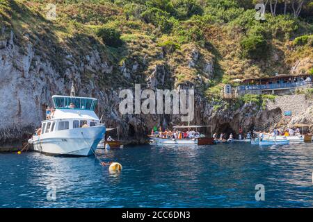 Capri - 11 luglio 2013 - turisti in attesa sulla barca fuori dall'ingresso della Grotta Azzurra, una grotta marina sulla costa dell'isola di Capri a sou Foto Stock