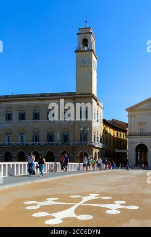 Il ponte di mezzo e la torre dell'orologio dello storico Palazzo Gambacorti costruito nel XIV secolo. Pisa, Toscana, Italia Foto Stock