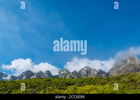 Dodici Apostoli cresta di montagna con formazione di nubi, Table Mountain, Città del Capo, Sud Africa Foto Stock