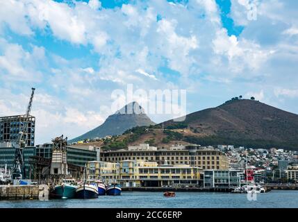 Vista di Table Mountain e Devil's Peak dal V&A Waterfront, Victoria Basin, zona del porto di Città del Capo, Sud Africa Foto Stock