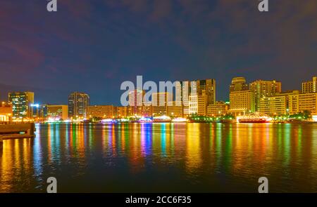 Deira di notte, attraverso il Dubai Creek, Dubai City, Emirati Arabi Uniti Foto Stock