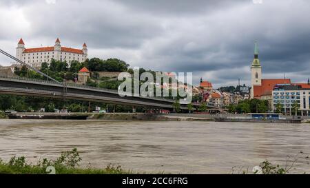 Bratislava, Slovacchia - 5 luglio 2020: Castello di Bratislava che si affaccia sul Danubio e sul Ponte più SNP, nella città vecchia, Slovacchia Foto Stock