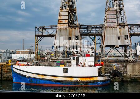 Arrugginita barca da pesca ormeggiata nel porto, Victoria Basin, Città del Capo, Sud Africa Foto Stock