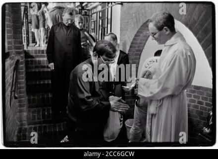 Walsingham Pilgrimage Norfolk Inghilterra Maggio 1992 nostra Signora di Walsingham è un titolo della Beata Vergine Maria venerata dai cattolici e da alcuni anglicani associati alle apparizioni mariane a Richeldis de Faverches, una pious nobildonna inglese, nel 1061 nel villaggio di Walsingham a Norfolk, Inghilterra. Lady Richeldis fece costruire una struttura chiamata 'la Santa Casa' a Walsingham che divenne in seguito un santuario e un luogo di pellegrinaggio. Passando sulla sua tutela della Santa Casa, il figlio di Richeldis, Geoffrey, lasciò le istruzioni per la costruzione di un convento a Walsingham. Il priorato passò nella cura o Foto Stock