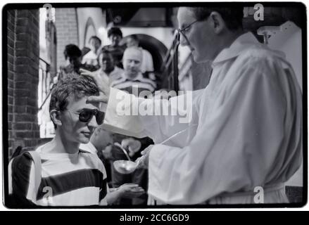 Walsingham Pilgrimage Norfolk Inghilterra Maggio 1992 nostra Signora di Walsingham è un titolo della Beata Vergine Maria venerata dai cattolici e da alcuni anglicani associati alle apparizioni mariane a Richeldis de Faverches, una pious nobildonna inglese, nel 1061 nel villaggio di Walsingham a Norfolk, Inghilterra. Lady Richeldis fece costruire una struttura chiamata 'la Santa Casa' a Walsingham che divenne in seguito un santuario e un luogo di pellegrinaggio. Passando sulla sua tutela della Santa Casa, il figlio di Richeldis, Geoffrey, lasciò le istruzioni per la costruzione di un convento a Walsingham. Il priorato passò nella cura o Foto Stock