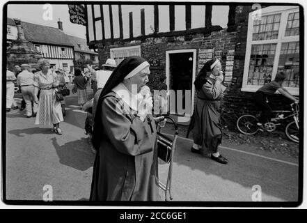 Walsingham Pilgrimage Norfolk Inghilterra Maggio 1992 nostra Signora di Walsingham è un titolo della Beata Vergine Maria venerata dai cattolici e da alcuni anglicani associati alle apparizioni mariane a Richeldis de Faverches, una pious nobildonna inglese, nel 1061 nel villaggio di Walsingham a Norfolk, Inghilterra. Lady Richeldis fece costruire una struttura chiamata 'la Santa Casa' a Walsingham che divenne in seguito un santuario e un luogo di pellegrinaggio. Passando sulla sua tutela della Santa Casa, il figlio di Richeldis, Geoffrey, lasciò le istruzioni per la costruzione di un convento a Walsingham. Il priorato passò nella cura o Foto Stock