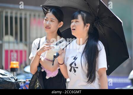 Giovani donne cinesi in Jianghan Road, Wuhan, Cina Foto Stock