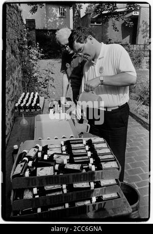 Walsingham Pilgrimage Norfolk Inghilterra Maggio 1992 nostra Signora di Walsingham è un titolo della Beata Vergine Maria venerata dai cattolici e da alcuni anglicani associati alle apparizioni mariane a Richeldis de Faverches, una pious nobildonna inglese, nel 1061 nel villaggio di Walsingham a Norfolk, Inghilterra. Lady Richeldis fece costruire una struttura chiamata 'la Santa Casa' a Walsingham che divenne in seguito un santuario e un luogo di pellegrinaggio. Passando sulla sua tutela della Santa Casa, il figlio di Richeldis, Geoffrey, lasciò le istruzioni per la costruzione di un convento a Walsingham. Il priorato passò nella cura o Foto Stock