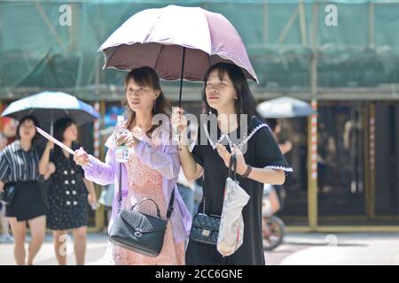 Giovani donne cinesi in Jianghan Road, Wuhan, Cina Foto Stock