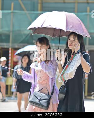 Giovani donne cinesi in Jianghan Road, Wuhan, Cina Foto Stock