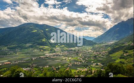 Val Venosta in Alto Adige, provincia di Bolzano, Italia settentrionale. La Val Venosta è la meta ideale per le vacanze estive e invernali. Foto Stock