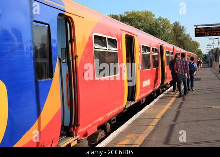 East Molesey, Regno Unito – 1 ottobre 2011: Un treno ferroviario del Sud Ovest in attesa che i passeggeri salgano alla stazione di Hampton Court per la sua destinazione a Waterlo Foto Stock