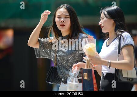 Giovani donne cinesi in Jianghan Road, Wuhan, Cina Foto Stock