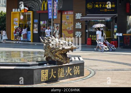 Testa di drago scultura in una panca. Jianghan Road, Wuhan, Cina Foto Stock