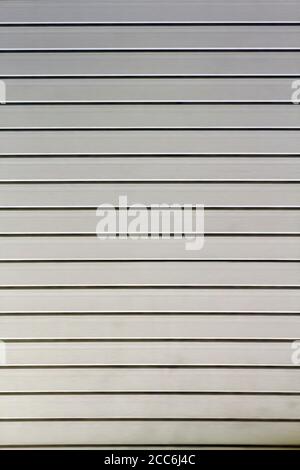 Tende bianco chiaro sfondo primo piano moderno tapparelle in plastica in ufficio casa pannelli in plastica texture sfondo. Foto Stock