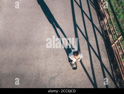 Ragazzo pattina su skate board Foto Stock