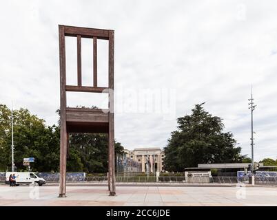 Ginevra, Svizzera - 23 agosto 2014 - scultura della sedia rotta su Place des Nations, di fronte agli uffici dell'ONU a Ginevra, Svizzera. Simbolo IT Foto Stock