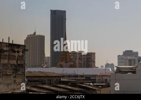 Vista sulla città di Bangkok con tempio tailandese e edifici alti e moderni che coesistono perfettamente. Nessuna messa a fuoco, in particolare. Foto Stock