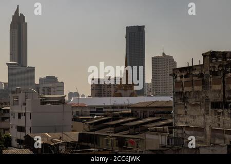 Vista sulla città di Bangkok con tempio tailandese e edifici alti e moderni che coesistono perfettamente. Nessuna messa a fuoco, in particolare. Foto Stock