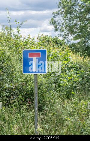 Inclinazione / inclinazione No attraverso Road / Dead End UK strada segnale in una Cornovaglia paese corsia. Metafora uscita bloccata, nessuna presa, qualcosa negato. Foto Stock