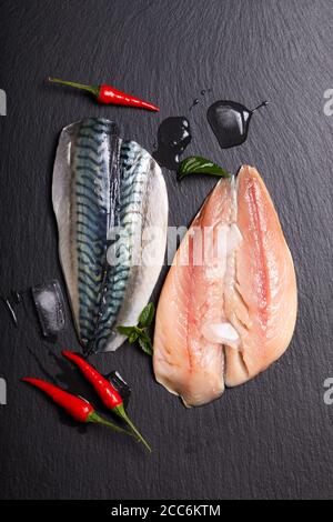 Concetto di pesce filetto di pesce fresco sgombro su tavola nera di ardesia con spazio per la copia Foto Stock