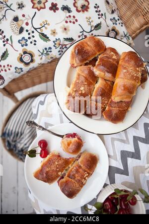 Mini torte fatte in casa con ciliegie fresche servite in estate terrazza Foto Stock