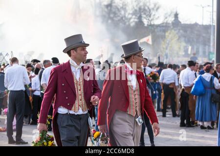 Zurigo, Svizzera - 13 aprile 2015 - uomini in costume tradizionale nella tradizionale sfilata primaverile delle Gilde (Sechselauten o Sachsiluute) AS Foto Stock