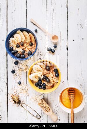 Porridge di avena con banana e mirtilli, pasto salutare di nutrizione mattutina Foto Stock