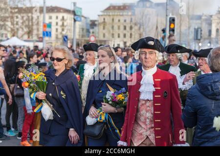 Zurigo, Svizzera - 13 aprile 2015 - i costumi tradizionali della tradizionale sfilata primaverile delle Gilde (Sechselauten o Sachsiluute) Foto Stock