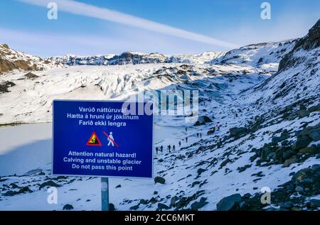 Segnale di avvertimento sul ghiacciaio Sólheimajökull in inverno, uno sbocco del ghiacciaio Mýrdalsjökull, Islanda Foto Stock
