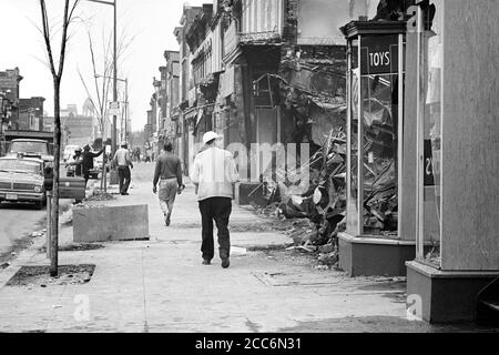 Street Scene in area di 14-7 STS., N.W., dopo i disordini a seguito del Dr. Martin Luther King Jr's, assassinio, Washington, D.C., USA, Warren K. Leffler, 8 aprile 1968 Foto Stock