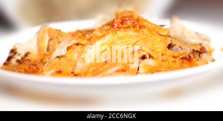 Parotta e curry di pollo - Parotta un pane piatto a strati fatto di farina di tutti gli usi. Foto Stock