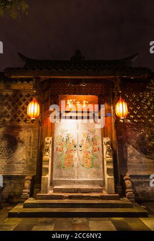 Chengdu, Cina - 15 agosto 2015 -Vista notturna della porta all'ingresso di una casa residenziale tradizionale con cortile nel viale Kuanzhai (Kuanzhaixiangzi) Foto Stock