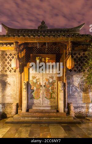 Chengdu, Cina - 15 agosto 2015 -Vista notturna della porta all'ingresso di una casa residenziale tradizionale con cortile nel viale Kuanzhai (Kuanzhaixiangzi) Foto Stock