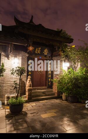 Chengdu, Cina - 15 agosto 2015 -Vista notturna della porta all'ingresso di una casa residenziale tradizionale con cortile nel viale Kuanzhai (Kuanzhaixiangzi) Foto Stock