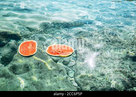Un cocomero galleggianti in mare. Bella lampeggia nell'acqua intorno ...