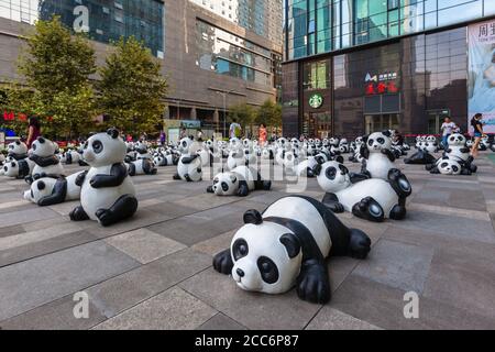 Chengdu, Cina - 15 agosto 2015 - persone che visitano il gruppo di statue di panda giganti nella piazza Maoye vicino a piazza Tianfu nel centro della città di Chengd Foto Stock