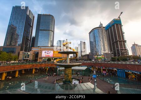 Chengdu, Cina - 15 agosto 2015 - Piazza Tianfu nel centro della città di Chengdu, la capitale della provincia di Sichuan in Cina. Foto Stock