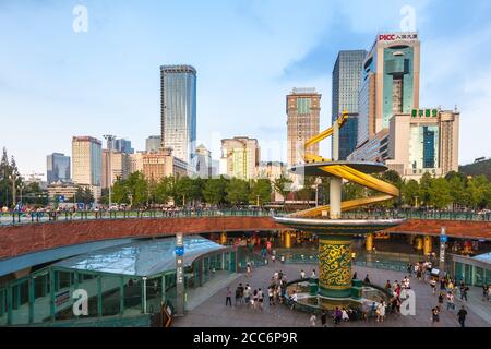 Chengdu, Cina - 15 agosto 2015 - Piazza Tianfu nel centro della città di Chengdu, la capitale della provincia di Sichuan in Cina. Foto Stock