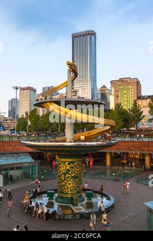 Chengdu, Cina - 15 agosto 2015 - Piazza Tianfu nel centro della città di Chengdu, la capitale della provincia di Sichuan in Cina. Foto Stock