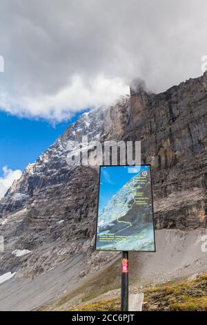 Kleine Scheidegg, Svizzera - 22 agosto 2015 - Segnaletica ai piedi dell'Eiger, che mostra la rotta Heckmair (prima salita) sulla parete nord dell'Eiger, Foto Stock