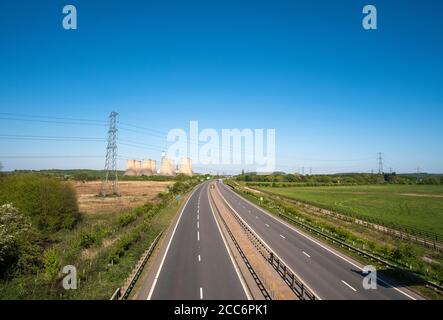 Deserta strada a doppia carreggiata britannica durante il blocco del virus Corona 2020 Foto Stock
