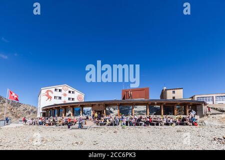 Diavolezza, Svizzera - 29 agosto 2015 - persone che riposano presso la casa di montagna Diavolezza di fronte al ghiacciaio Bernina Massiv e Morteratsch Foto Stock