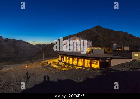 Vista notturna della casa di montagna a Diavolezza (Berghaus), vicino al massiccio del Bernina e al Ghiacciaio Morteratsch, Cantone dei Grigioni, Svizzera. Foto Stock