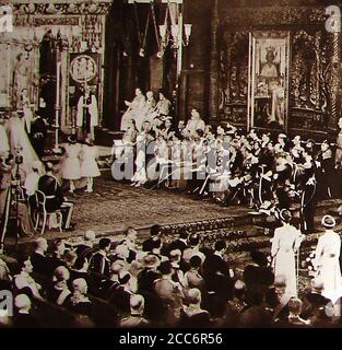 Il matrimonio del Principe Giorgio, successivamente Duca di Kent e Principessa Marina di Grecia e Danimarca in Westminster Abbey, Londra, Regno Unito, 29 novembre 1934. Il loro matrimonio è stata la prima cerimonia di matrimonio reale ad essere trasmessa via wireless e utilizzando microfoni e altoparlanti. Il suo vestito è stato progettato da Edward Molyneux. La loro prima casa si trovava in Piazza 3 Belgrave. La principessa fu vedova nel 1942, quando suo marito fu ucciso in un incidente aereo in servizio attivo. Durante il WW II, Marina si è allenata come infermiera per tre mesi sotto lo pseudonimo 'Sister Kay'. Foto Stock