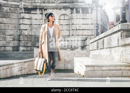 Donna in tendenza autunno multilivello outfit passeggiate sulla città vecchia via Foto Stock