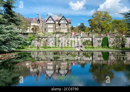 Galles, Regno Unito - 16 maggio 2012: Bodnant Hall si affaccia sulla Lily Terrace, Bodnant Gardens, tal-y-Cafn, Conwy, Galles, Regno Unito Foto Stock