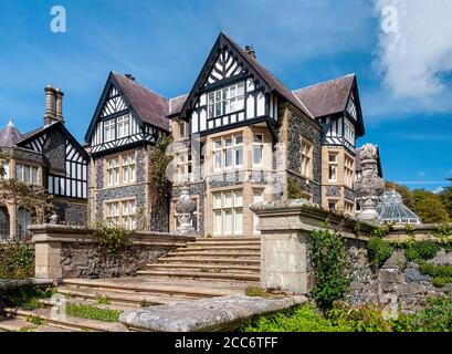 Galles, Regno Unito - 16 maggio 2012: Bodnant Hall, Bodnant Gardens, tal-y-Cafn, Conwy, Galles, Regno Unito Foto Stock